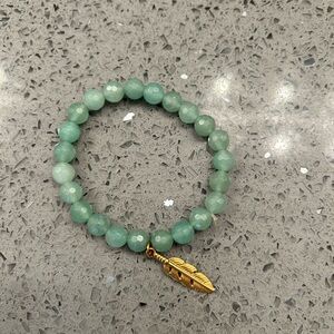 🧡5/$25🧡Green Beaded Bracelet with Gold Feather Charm